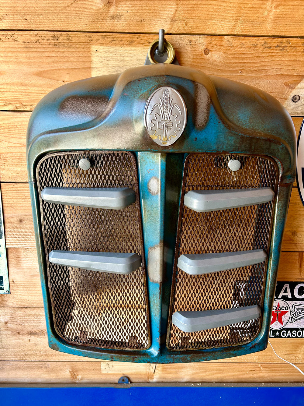 Applique calandre Tracteur Fordson Réf 4264