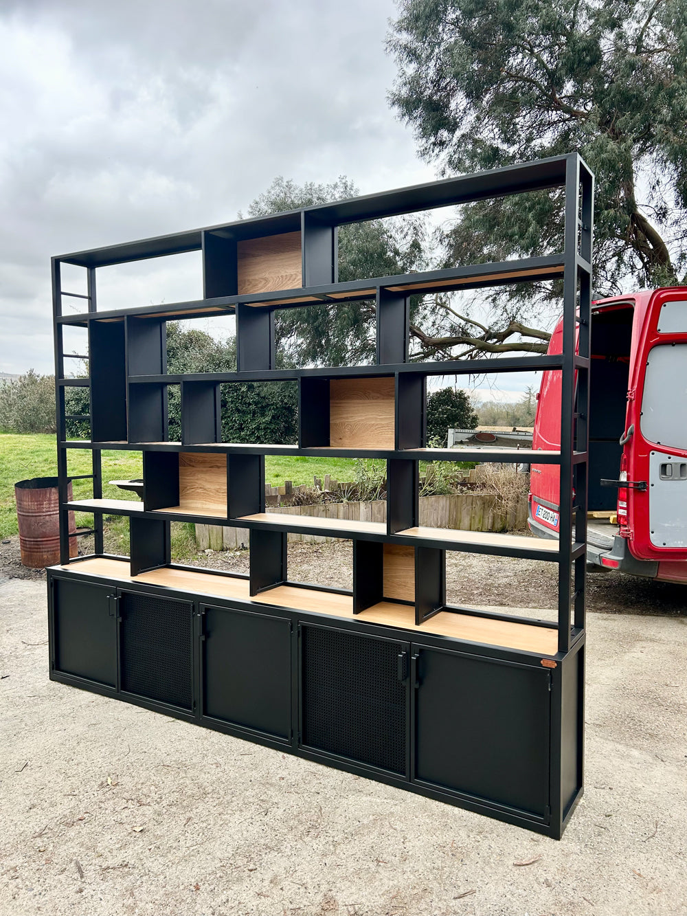 Bibliothèque design industriel cloisonnée   Réf 4419  Prix de base 4850€