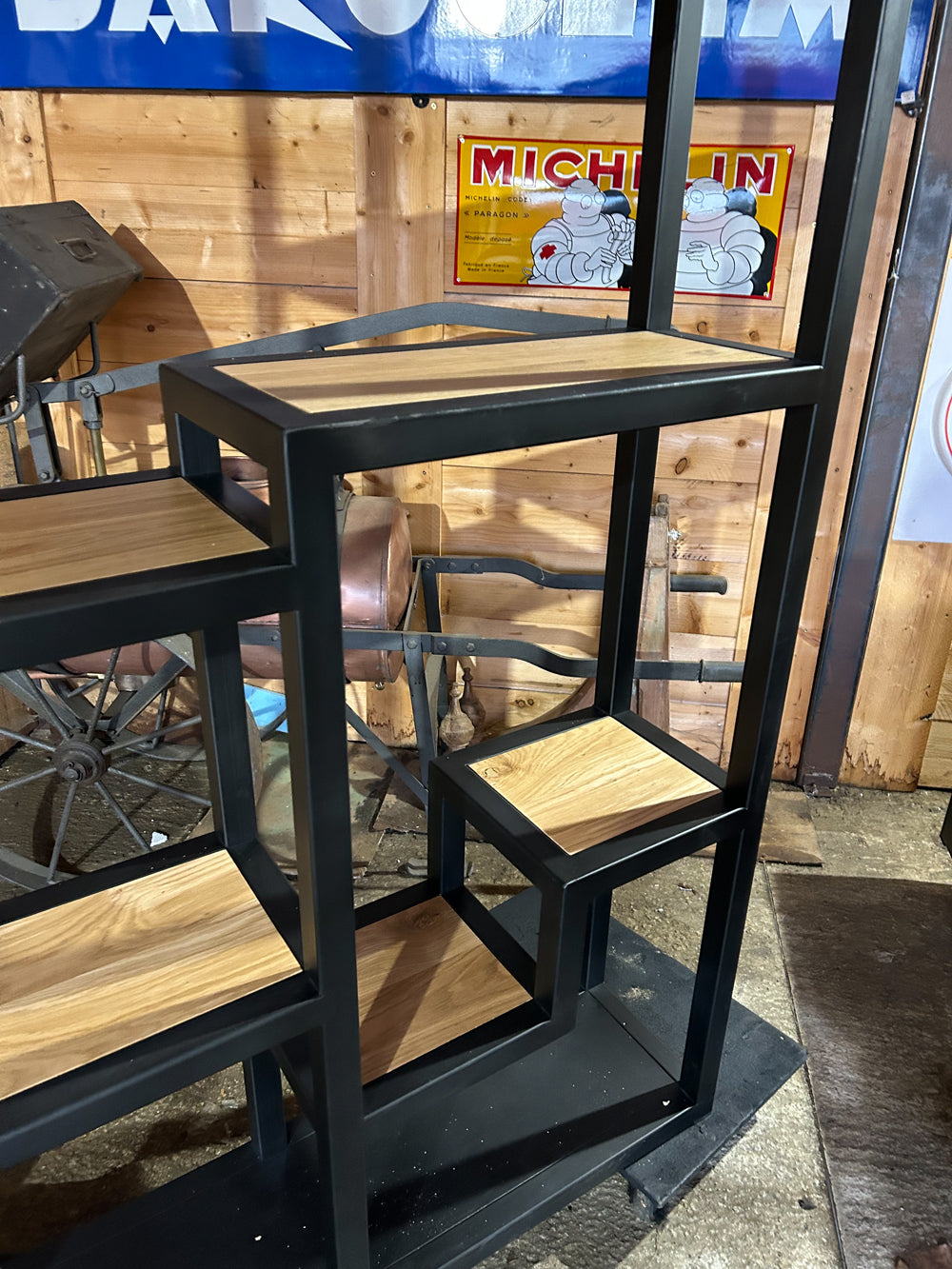 Bibliothèque design industriel cloisonnée   Réf 4419  Prix de base 4850€