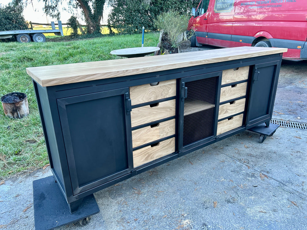 Buffet industriel 8 tiroirs et 3 portes Réf 4199 Prix de base : 2600€