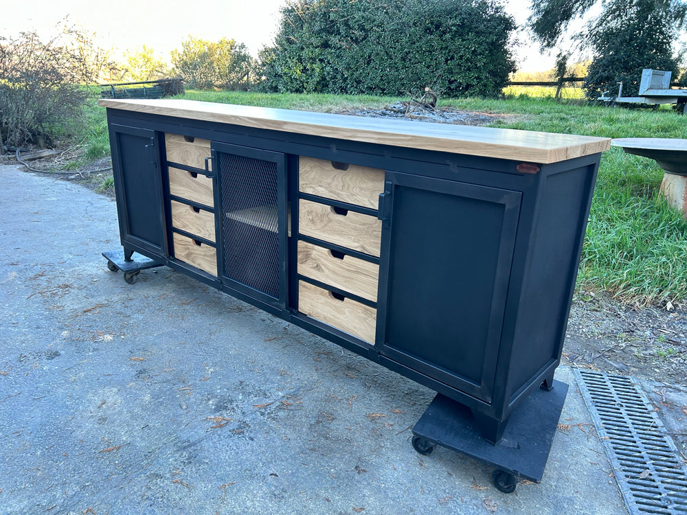 Buffet industriel 8 tiroirs et 3 portes Réf 4199 Prix de base : 2600€
