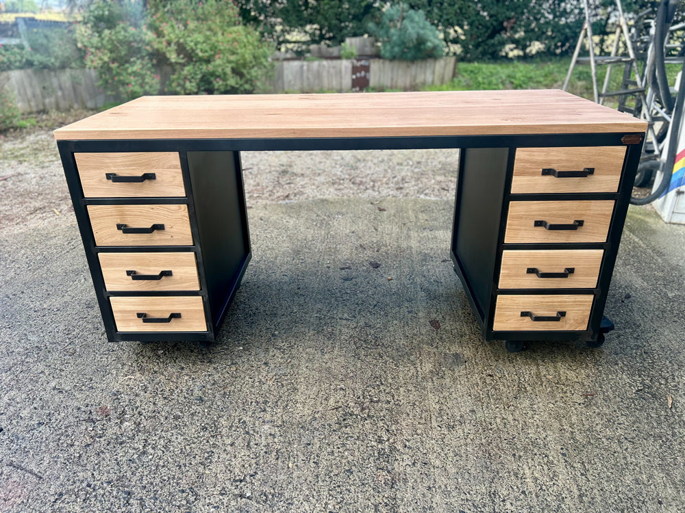Bureau design industriel 8 tiroirs- Prix de base : 2000€ - réf 4623