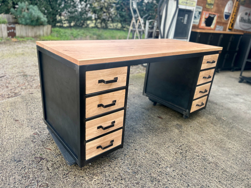 Bureau design industriel 8 tiroirs- Prix de base : 2000€ - réf 4623