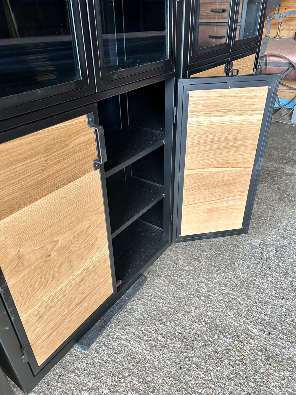 Bibliothèque design industriel vitrée Réf 4280 Prix de base : 3900€