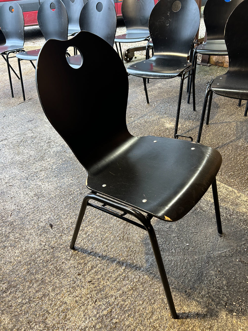 Chaise collectivité hetre multipli noir 1990 réf 4194