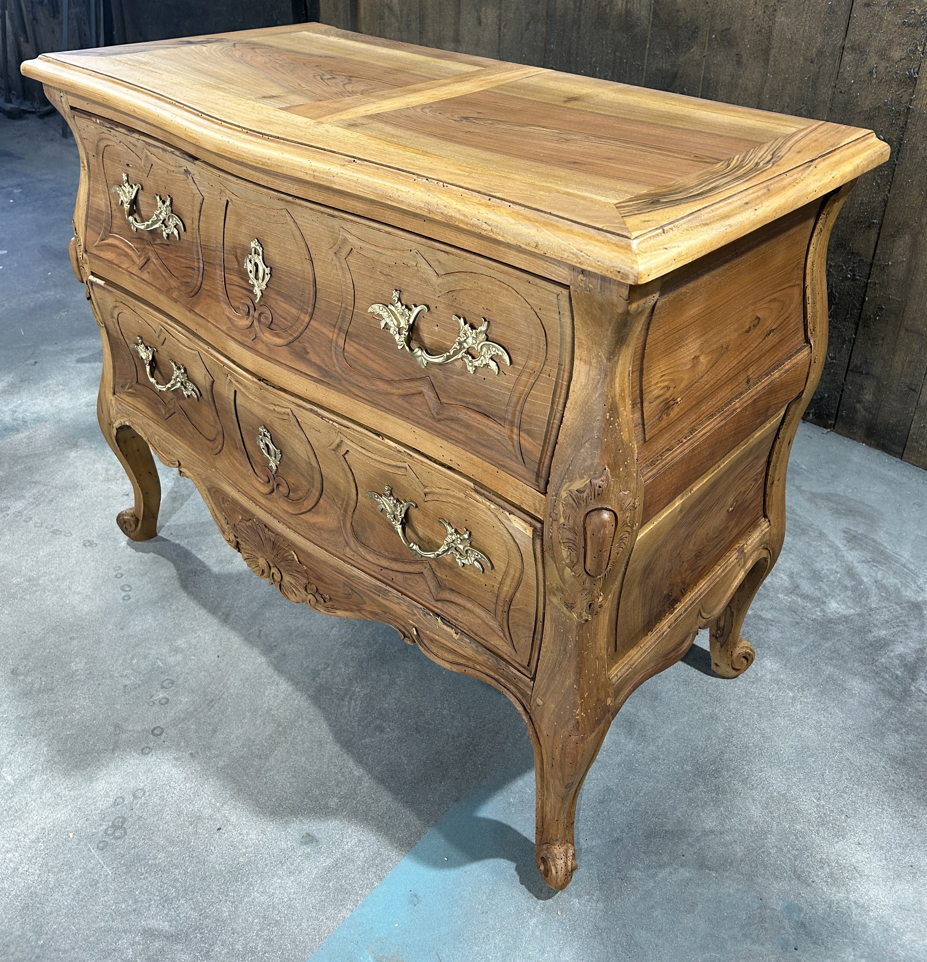 Commode de style Louis XV datant de 1900, en noyer massif.