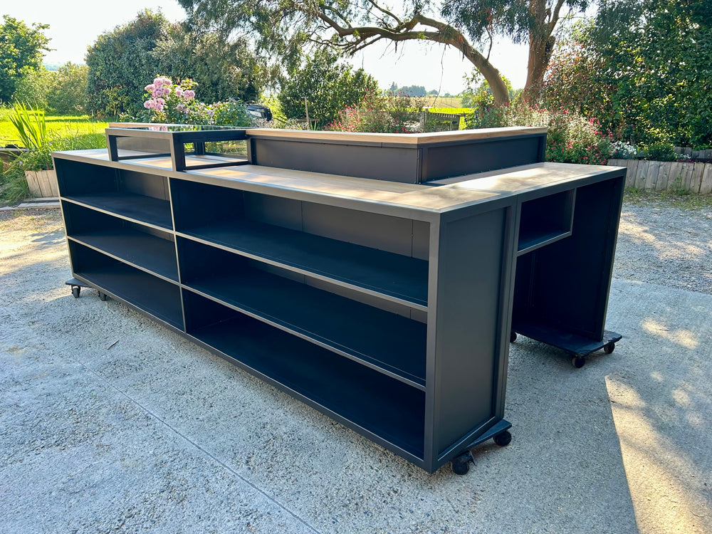 Comptoir de commerce avec vitrine Réf 4488 Prix de base 4300€