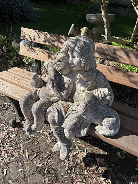 Décoration jardin vintage pierre reconstituée 2 enfants avec chien - vue de face
