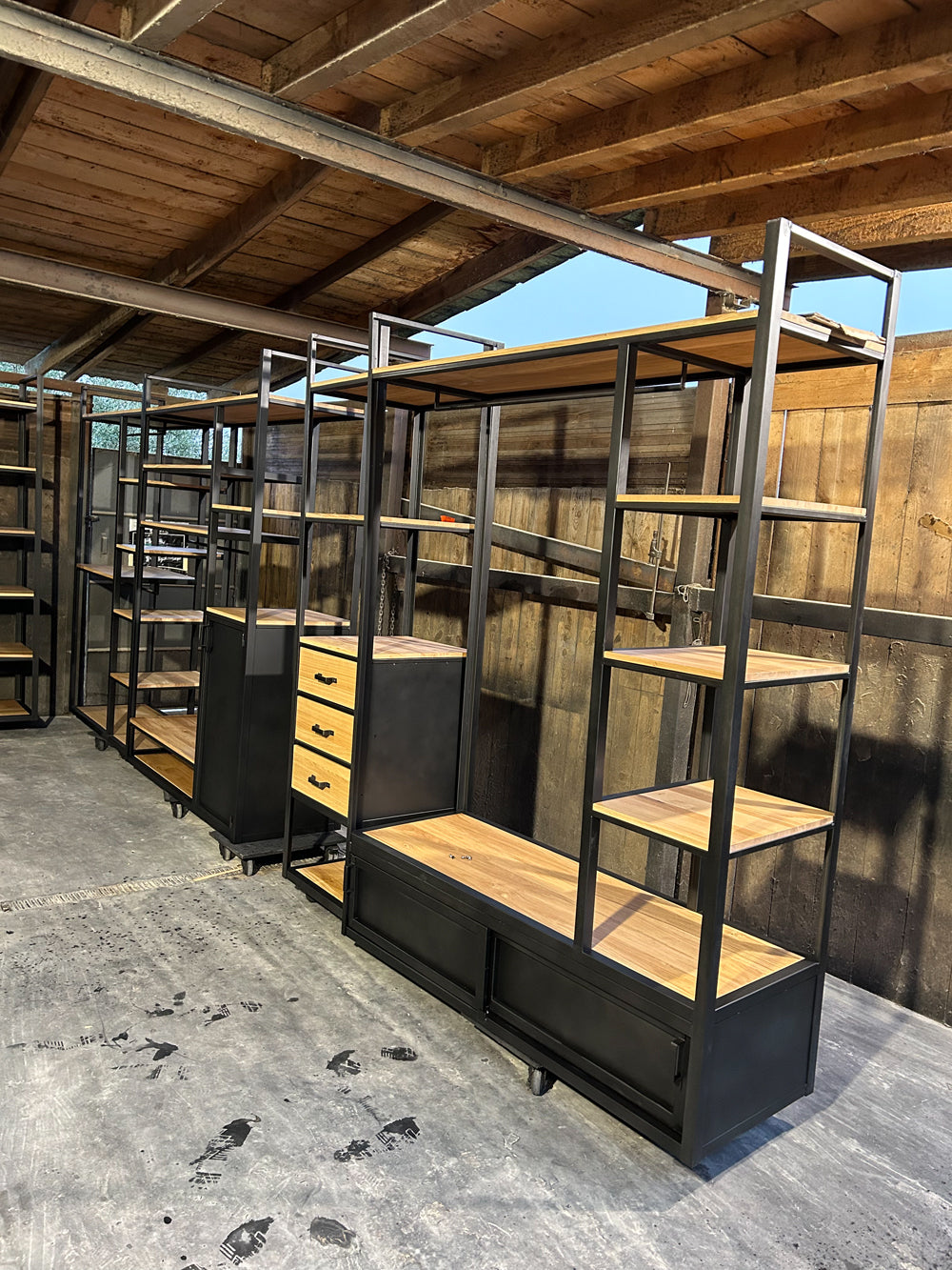 Dressing design industriel Réf 4129 Prix de base : 7900€