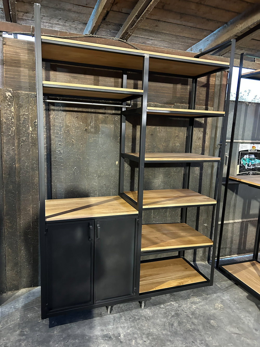 Dressing design industriel Réf 4129 Prix de base : 7900€