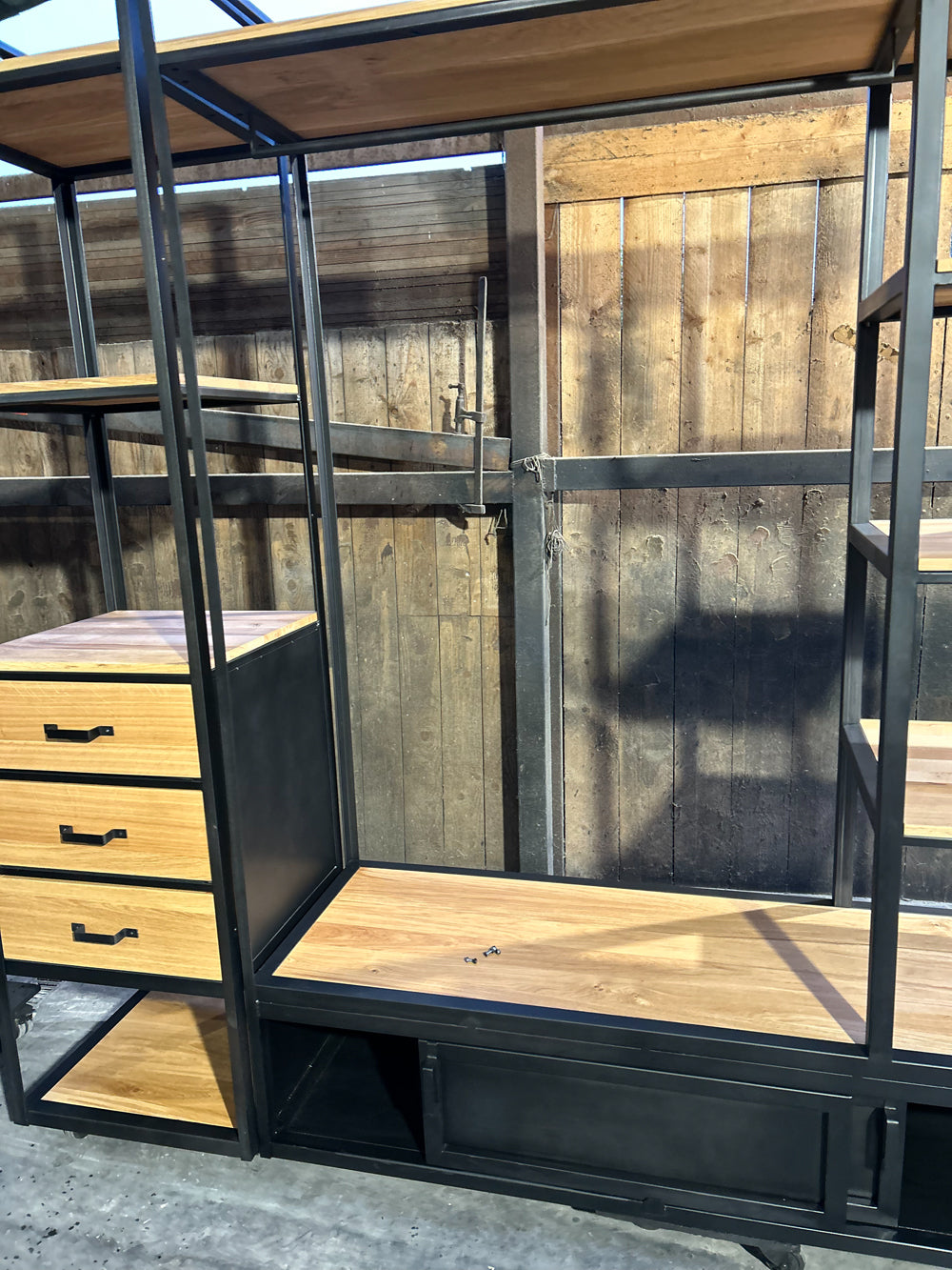 Dressing design industriel Réf 4129 Prix de base : 7900€