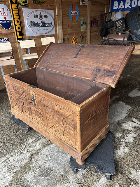 Coffre pyrénéen chêne sculpté début 19ème - BROCANTETENDANCE