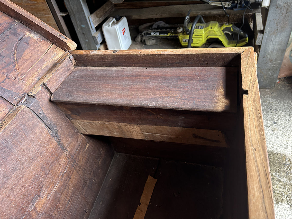 Coffre de rangement rustique chêne décapé - art populaire pyrénéen XIXe