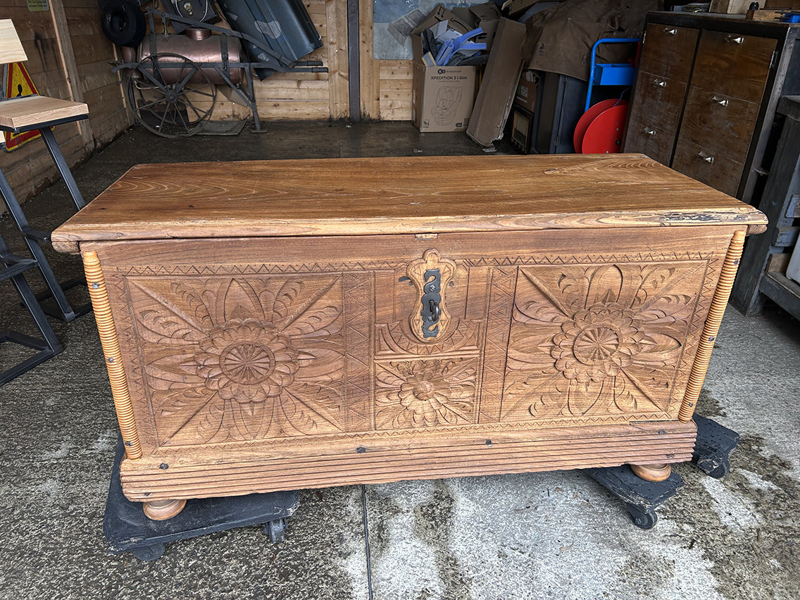 Grand coffre béarnais XIXe siècle en chêne massif sculpté - vue de face