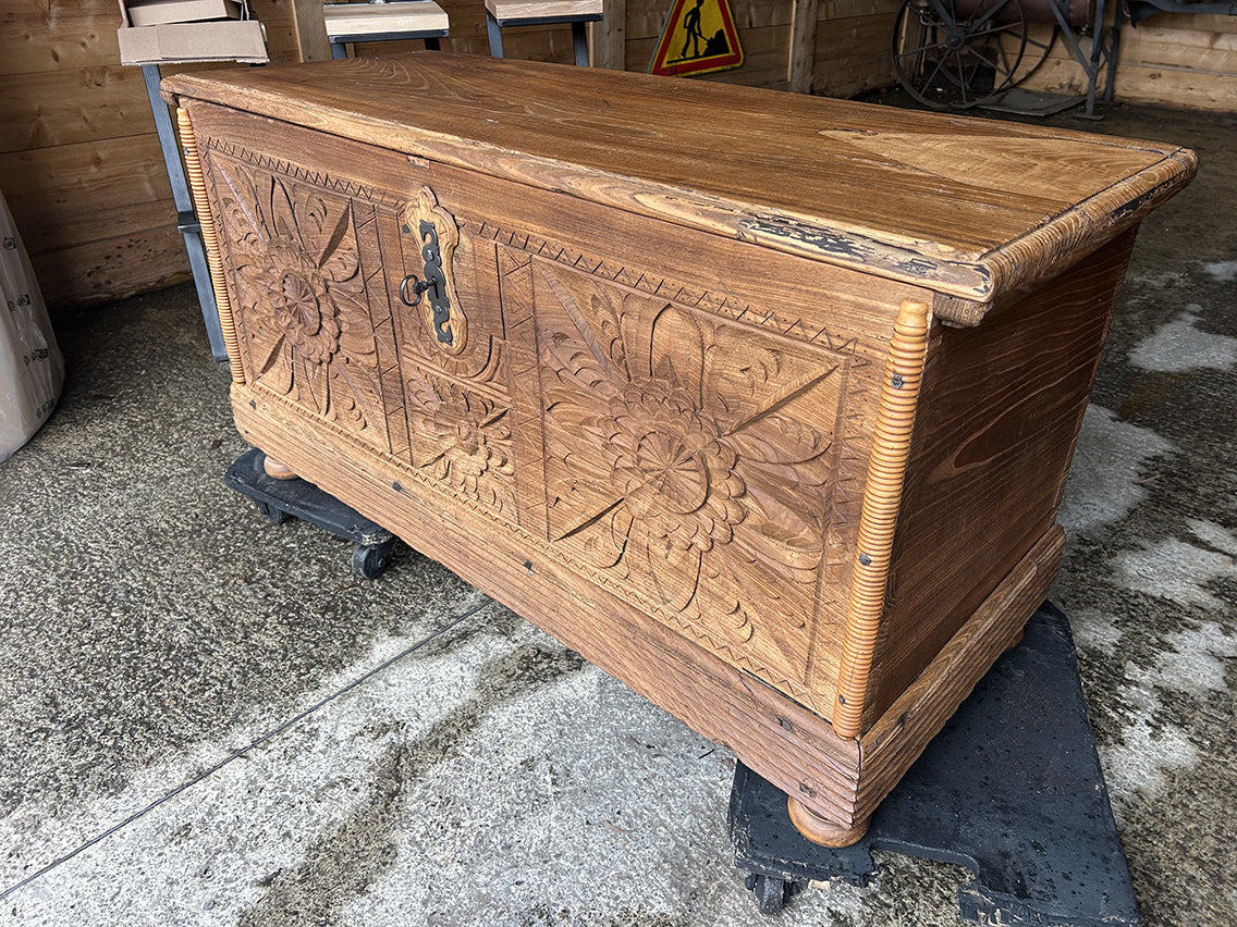 Coffre ancien béarnais début 19ème - détail motifs pyrénéens sculptés