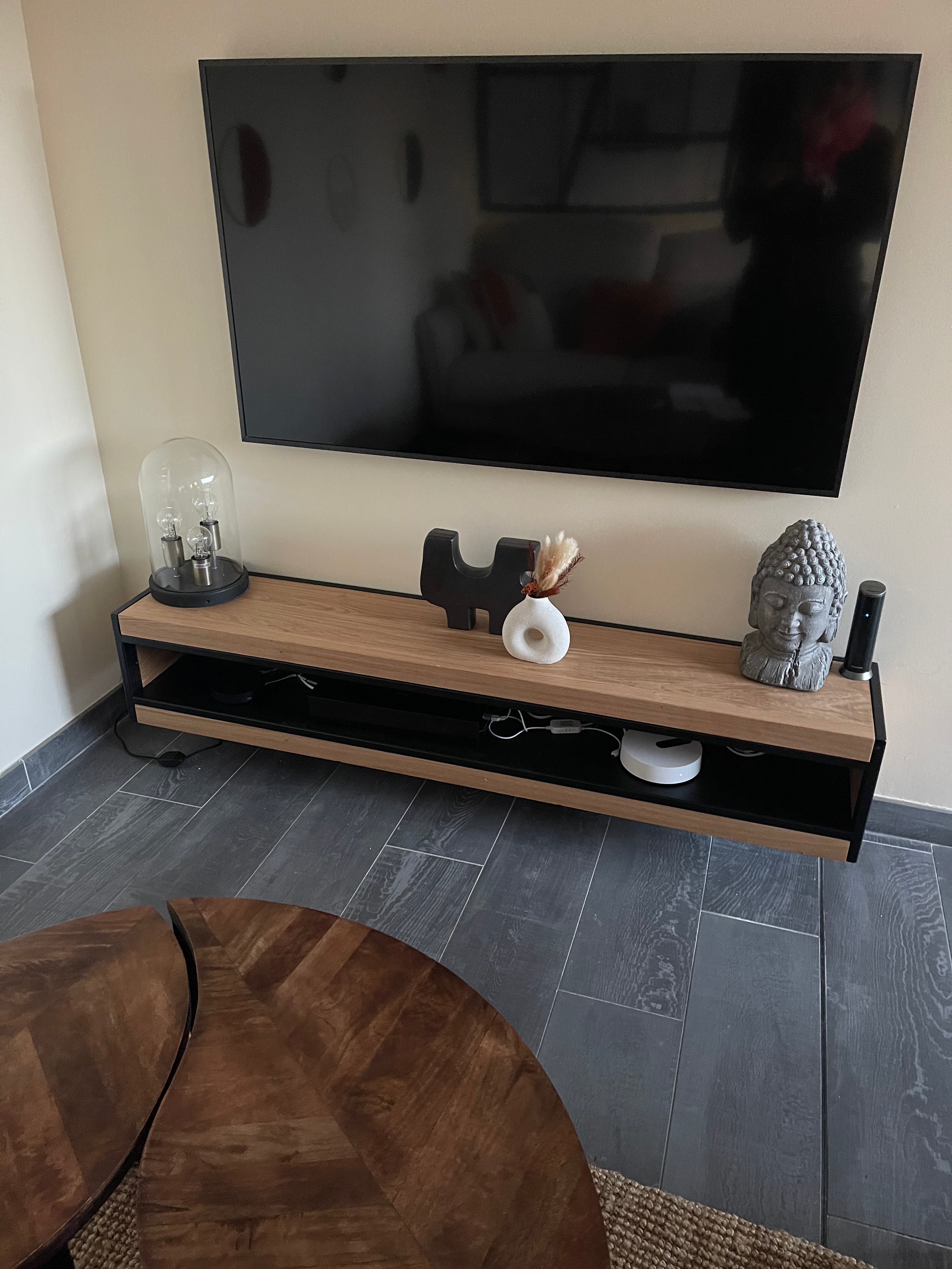 Meuble Tv suspendu métal et chêne Réf 4415 Prix de base : 840€