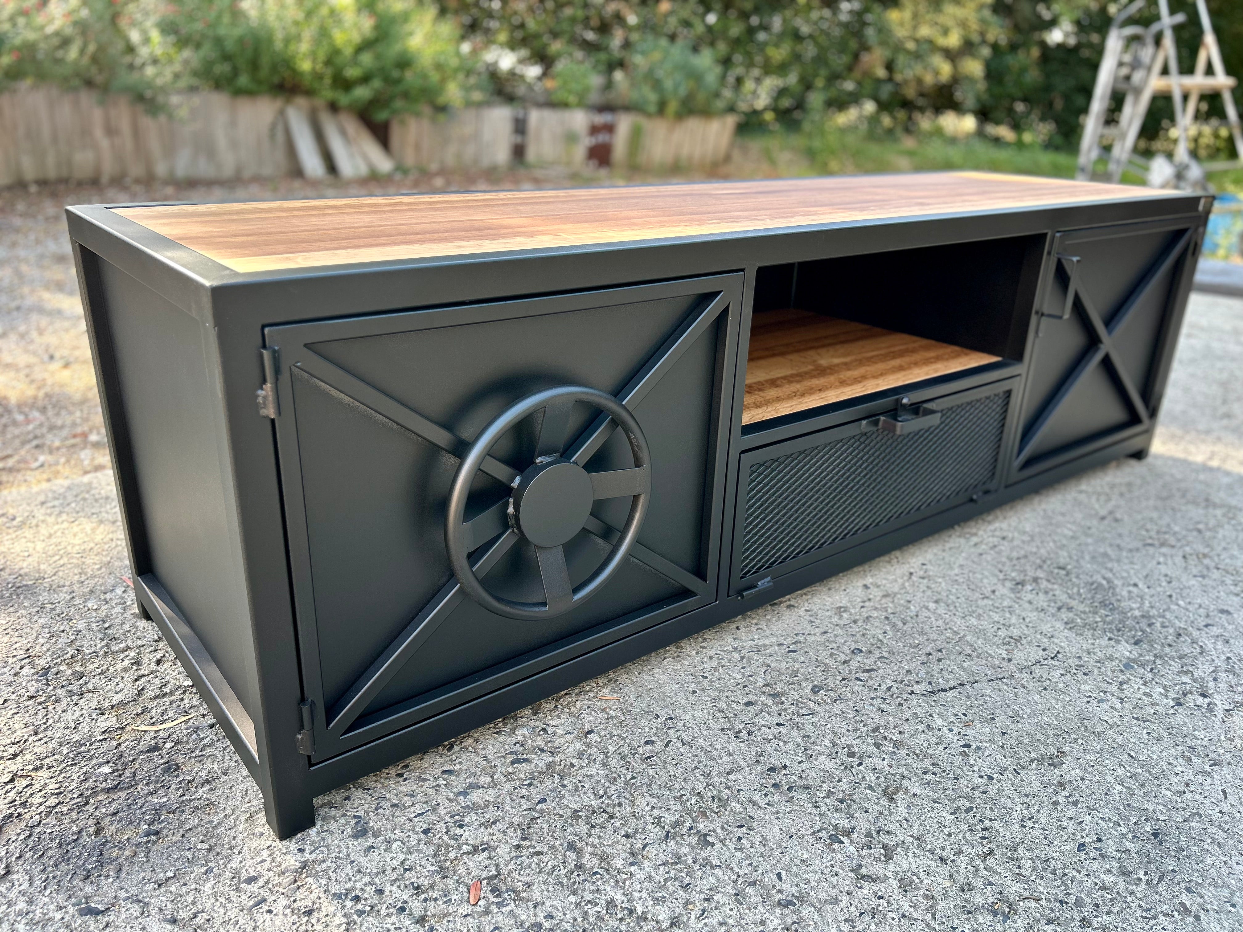 Meuble TV sur mesure porte coffre-fort