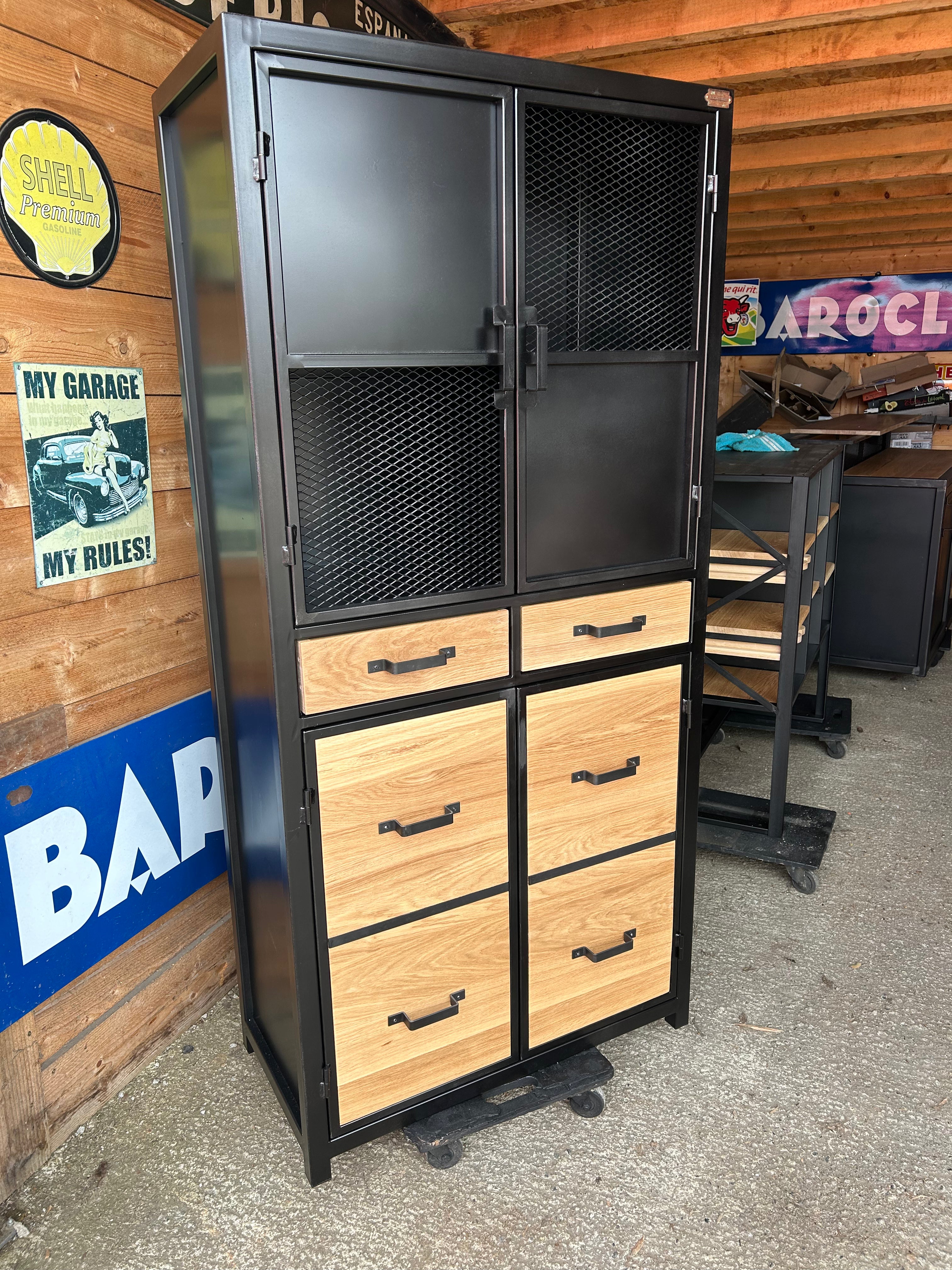 Armoire industrielle 4 portes 2 tiroirs Réf 3050  Prix de base : 1250€