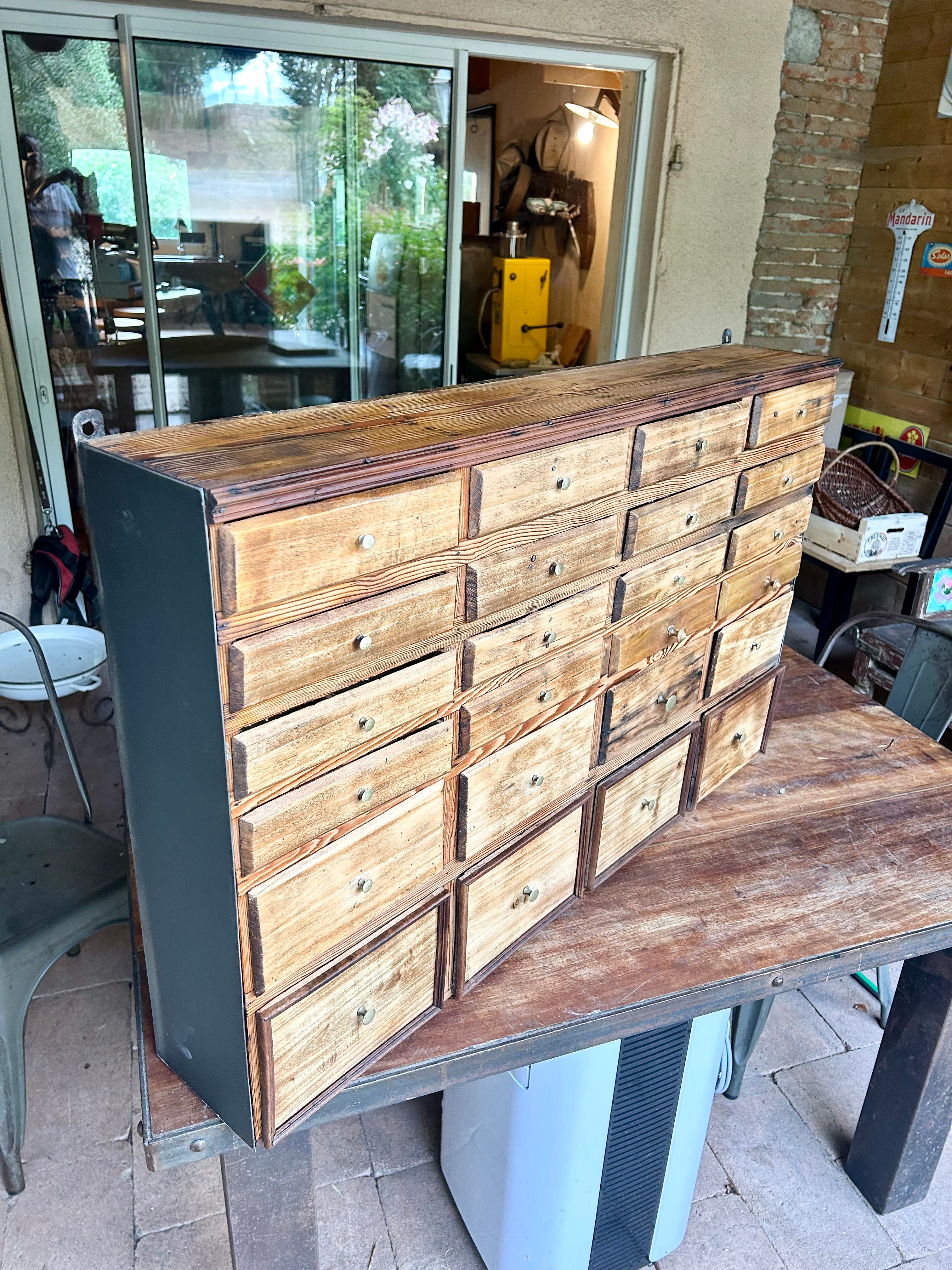 Meuble d'atelier suspendu 24 tiroirs Réf 4505