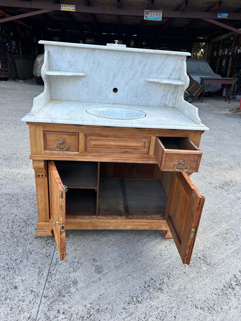 Meuble de toilette avec vasque à  bascule 1900    réf 4501