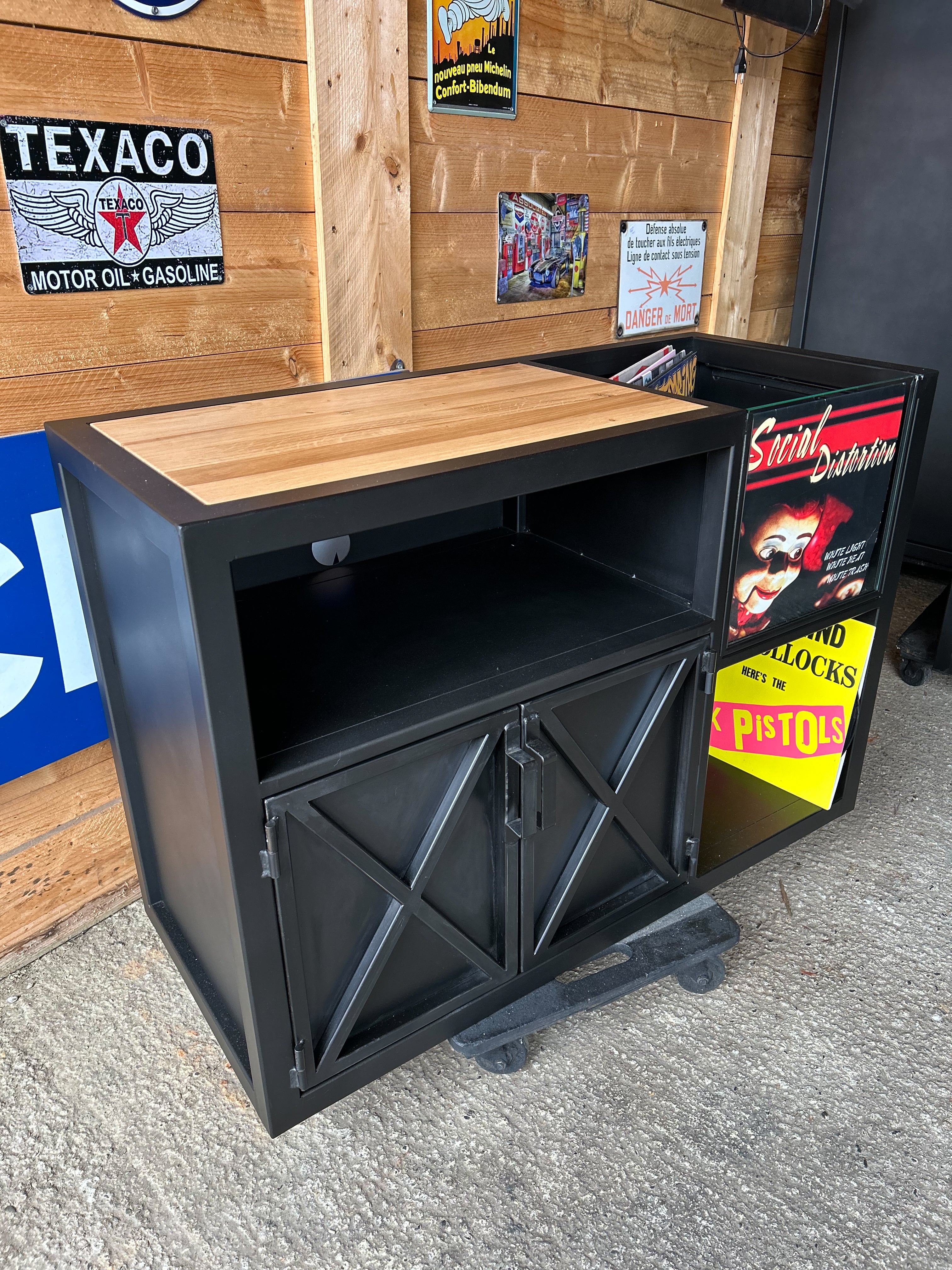 Meuble platine vinyle Réf 4126 Prix de base : 1050€