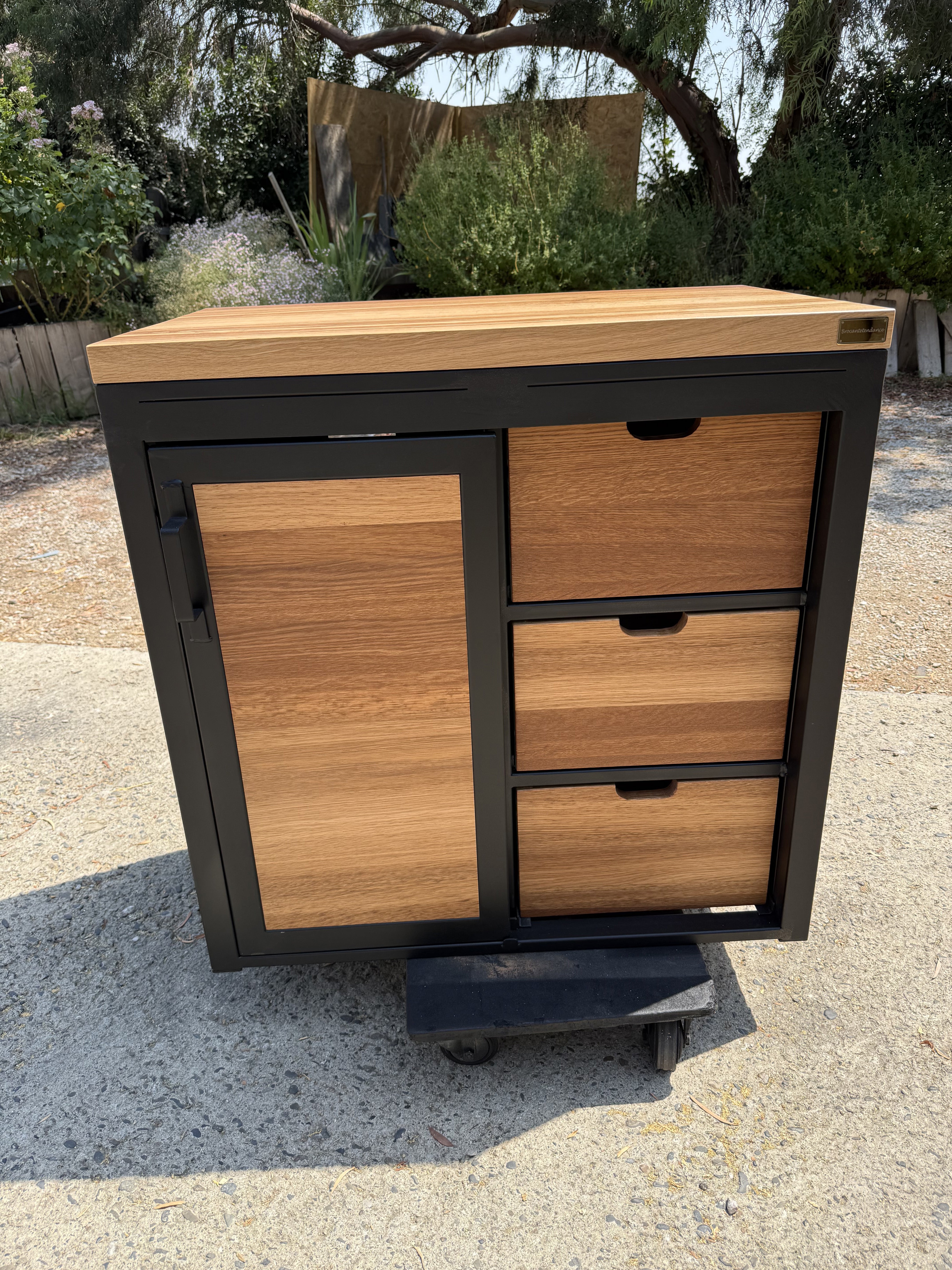 Meuble sous vasque sur mesure, réalisé à la commande pour votre salle de bain.