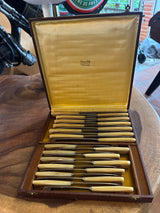 Service 24 couteaux manche Corne 1950 - Réf 4581