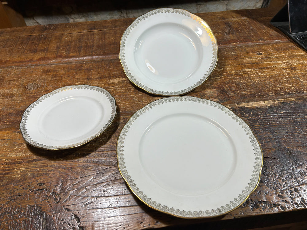 Service porcelaine doré de Chauvigny 56 pièces Réf 4160
