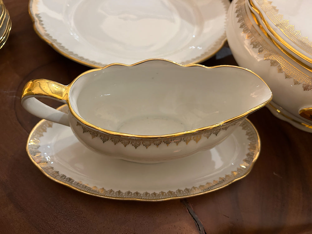 Service porcelaine doré de Chauvigny 56 pièces Réf 4160