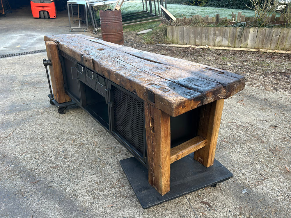 Etabli ancien modifié en meuble TV