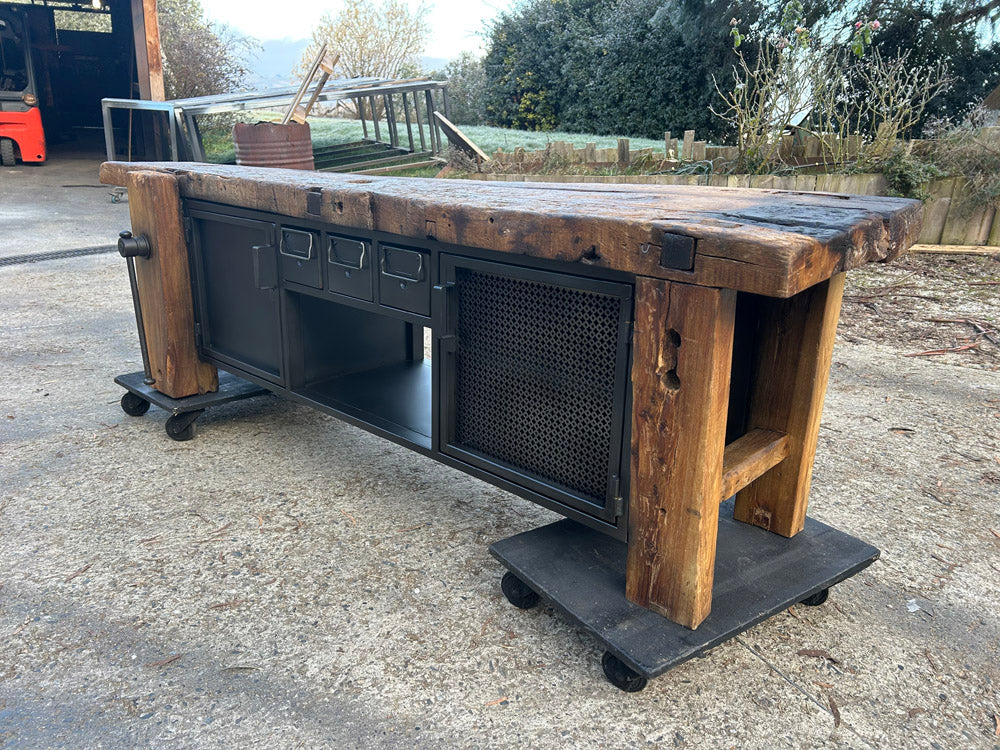 Etabli ancien modifié en meuble TV