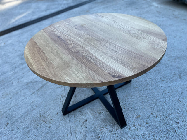 Table ronde piètement central Prix de base : 1190€ réf 4033