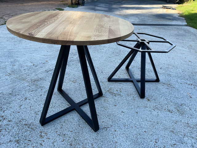 Table ronde piètement central Prix de base : 1190€ réf 4033