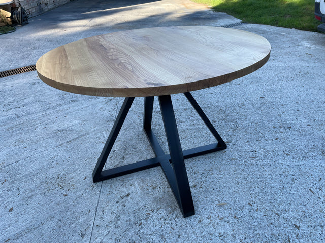 Table ronde piètement central Prix de base : 1190€ réf 4033