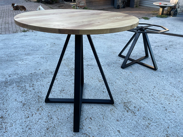 Table ronde piètement central Prix de base : 1190€ réf 4033