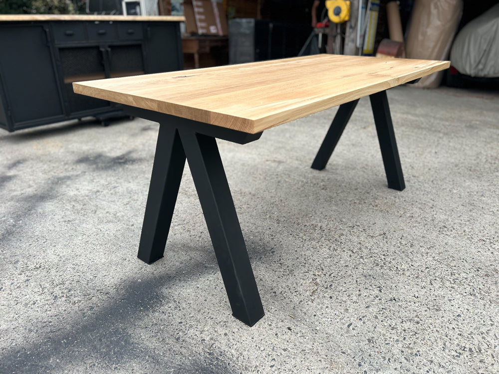 Table design piétement V réf 4548 Prix de base : 1200€