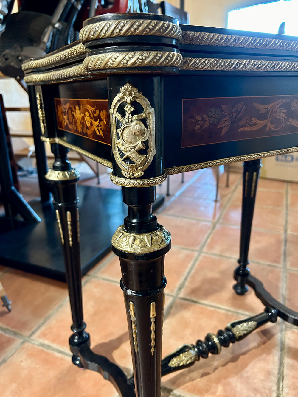 Table à Jeux Napoléon III Marqueterie Attributs Musique