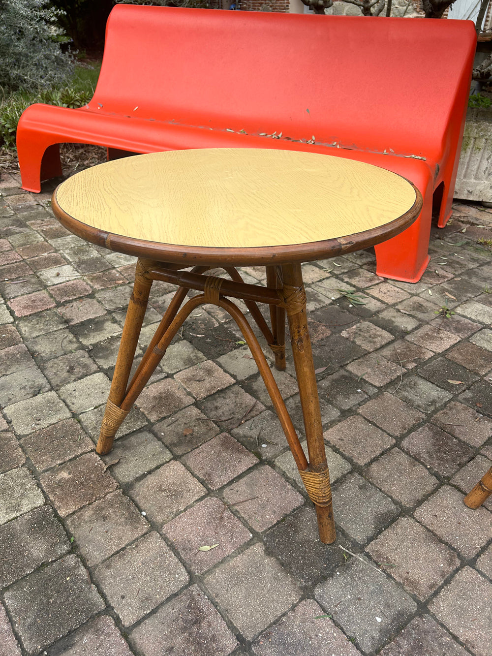 Tables d'appoint rotin et Formica 1960   réf 4441