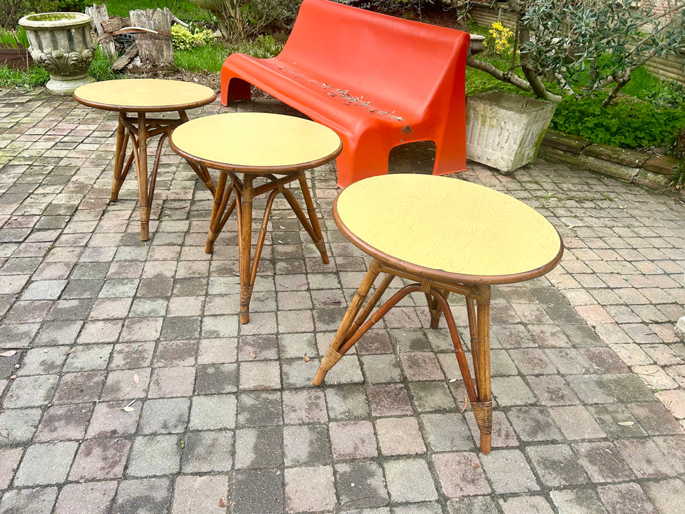 Tables d'appoint rotin et Formica 1960   réf 4441