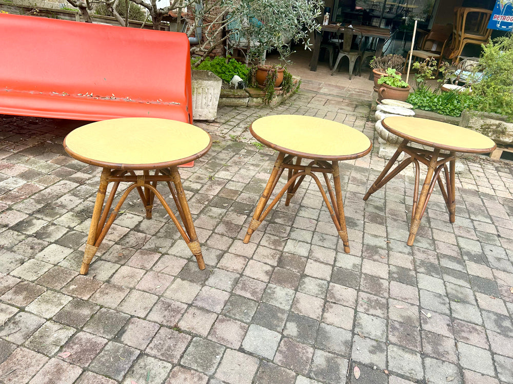 Tables d'appoint rotin et Formica 1960   réf 4441