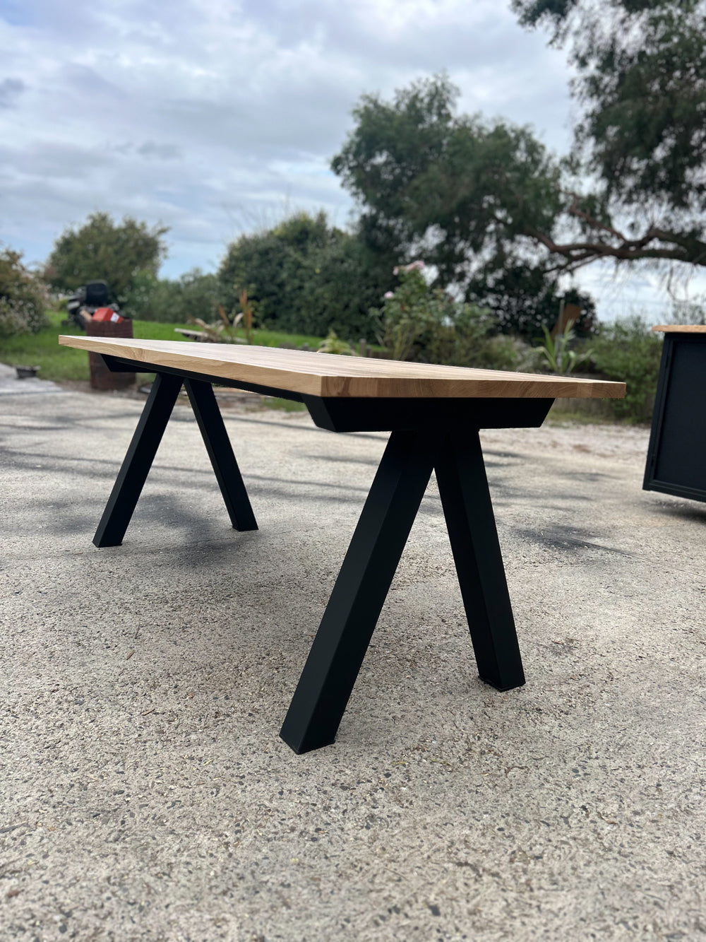 Table design piétement V réf 4548 Prix de base : 1200€