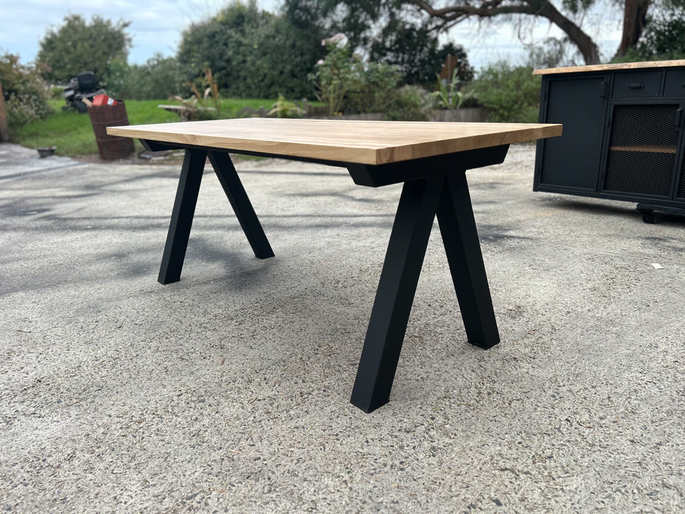 Table design piétement V réf 4548 Prix de base : 1200€