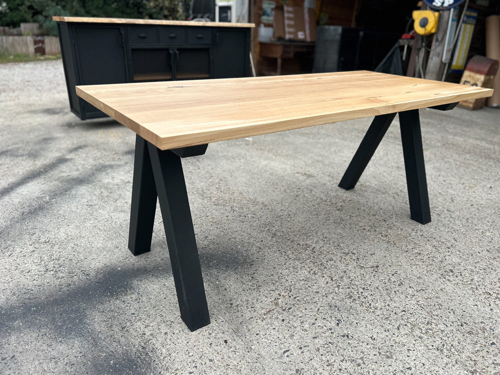 Table design piétement V réf 4548 Prix de base : 1200€