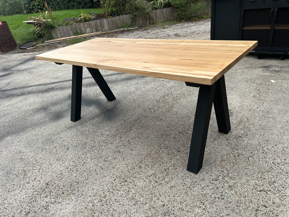 Table design piétement V réf 4548 Prix de base : 1200€