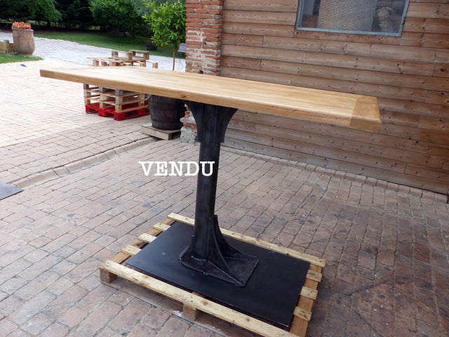 VENDU Table industrielle pied central