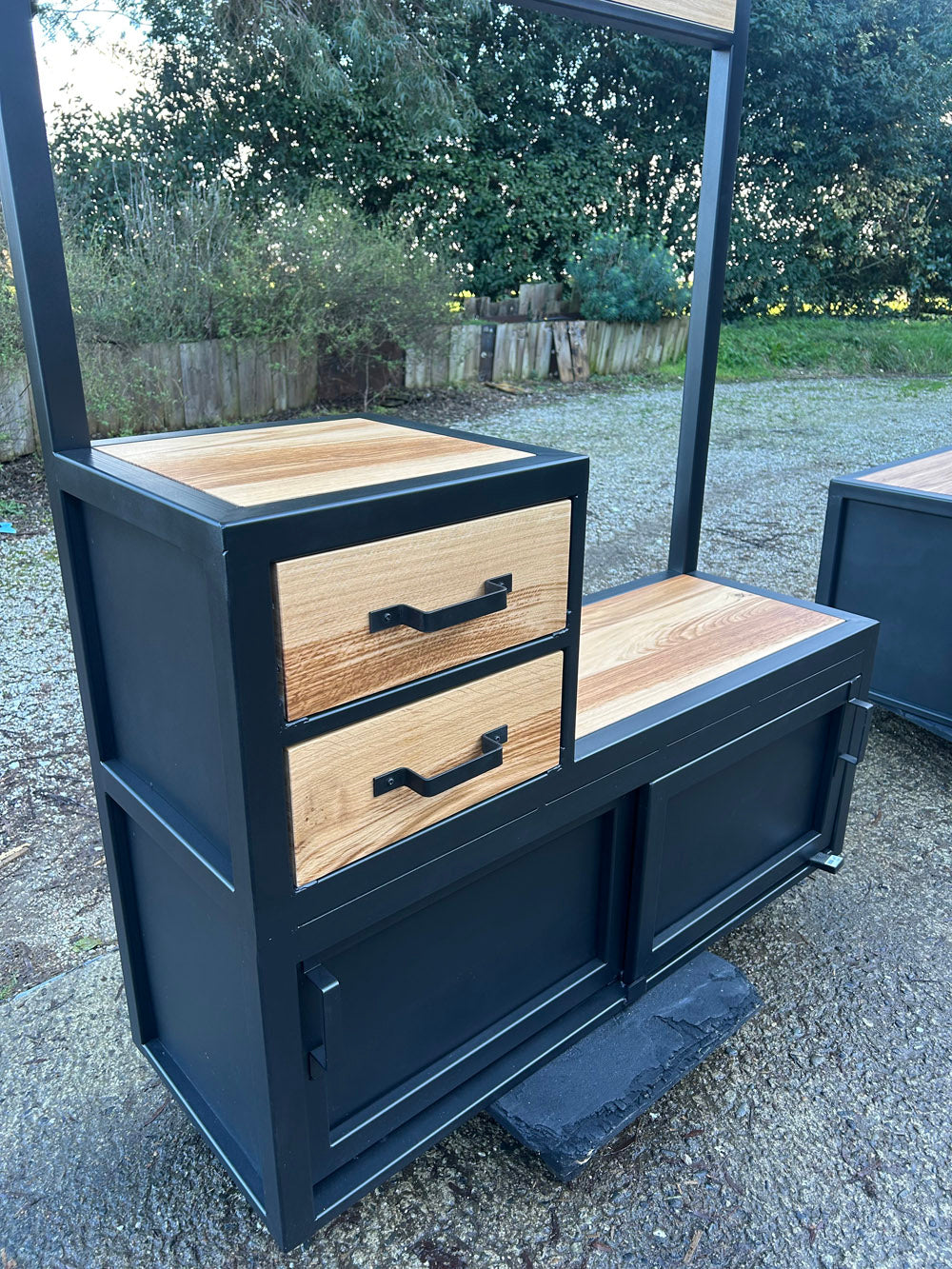 Structure en métal patiné