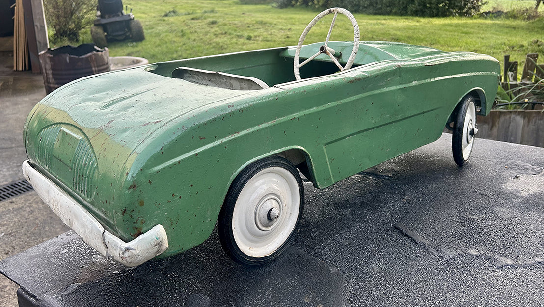 - Voiture à pédale RENAULT DAUPHINE 1960/65 RF 4663