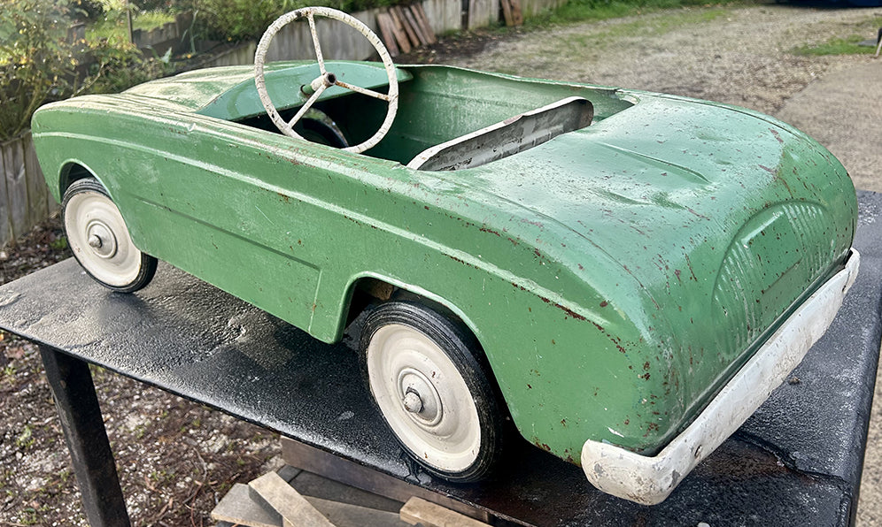 - Voiture à pédale RENAULT DAUPHINE 1960/65 RF 4663