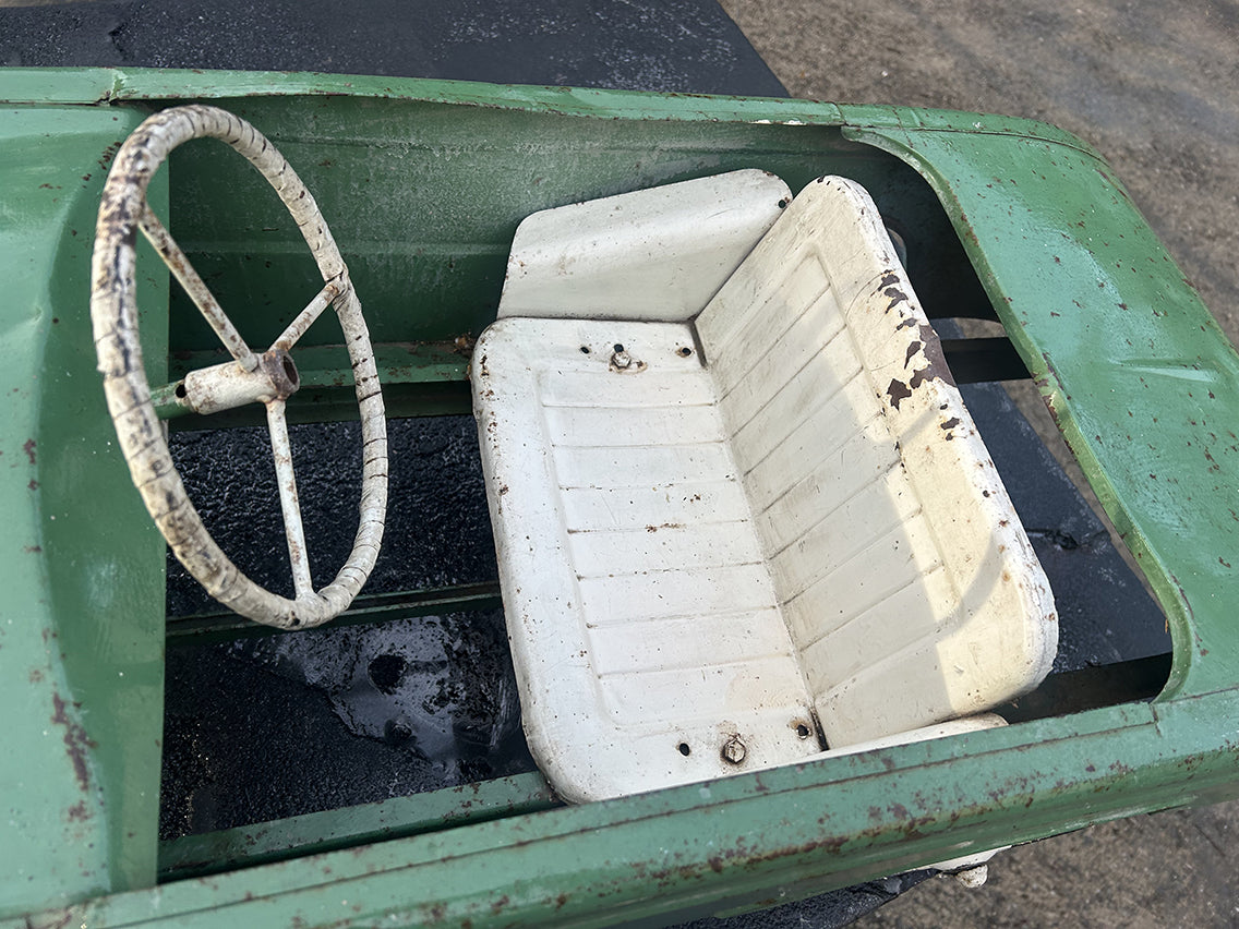 - Voiture à pédale RENAULT DAUPHINE 1960/65 RF 4663