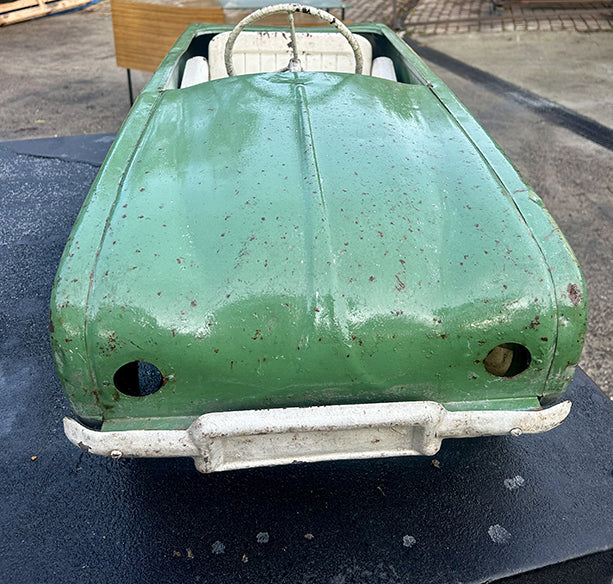 - Voiture à pédale RENAULT DAUPHINE 1960/65 RF 4663